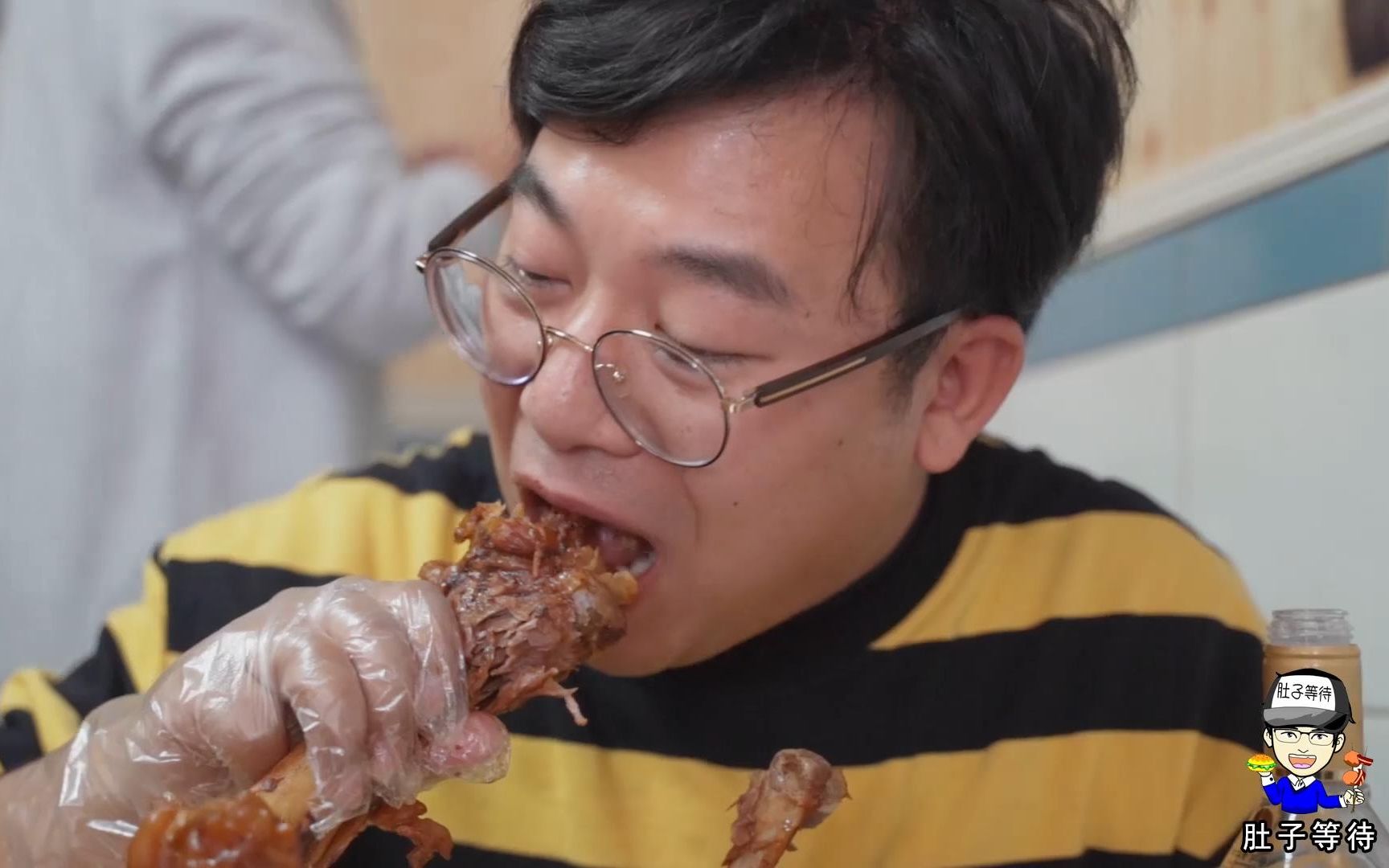 50平的居民房藏着北京最香的酱肉，大肘子卷春饼，吃的满嘴流油