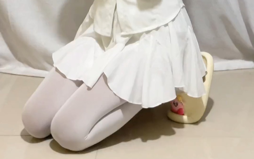 One can always trust white cotton pants!