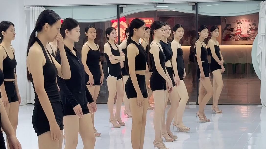 模特生日常训练 穿高跟鞋台步 黑色高跟格外瞩目