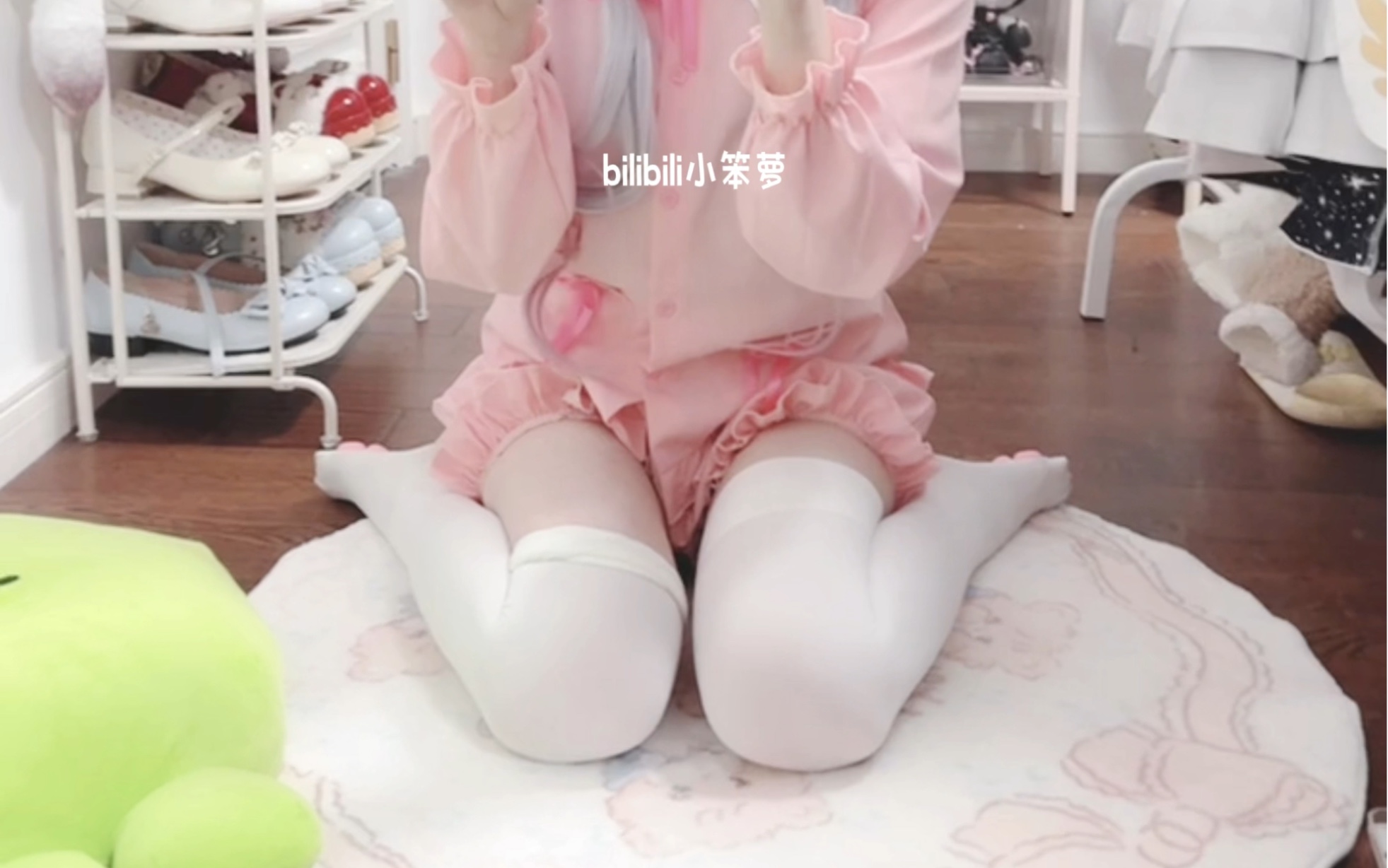 Saya Lori's Kneeling Silky Smooth Streak!