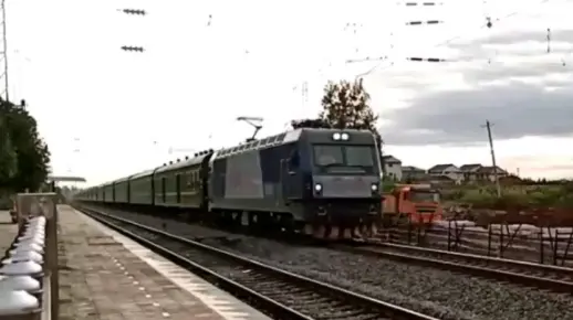 客车K390通过王家坎站