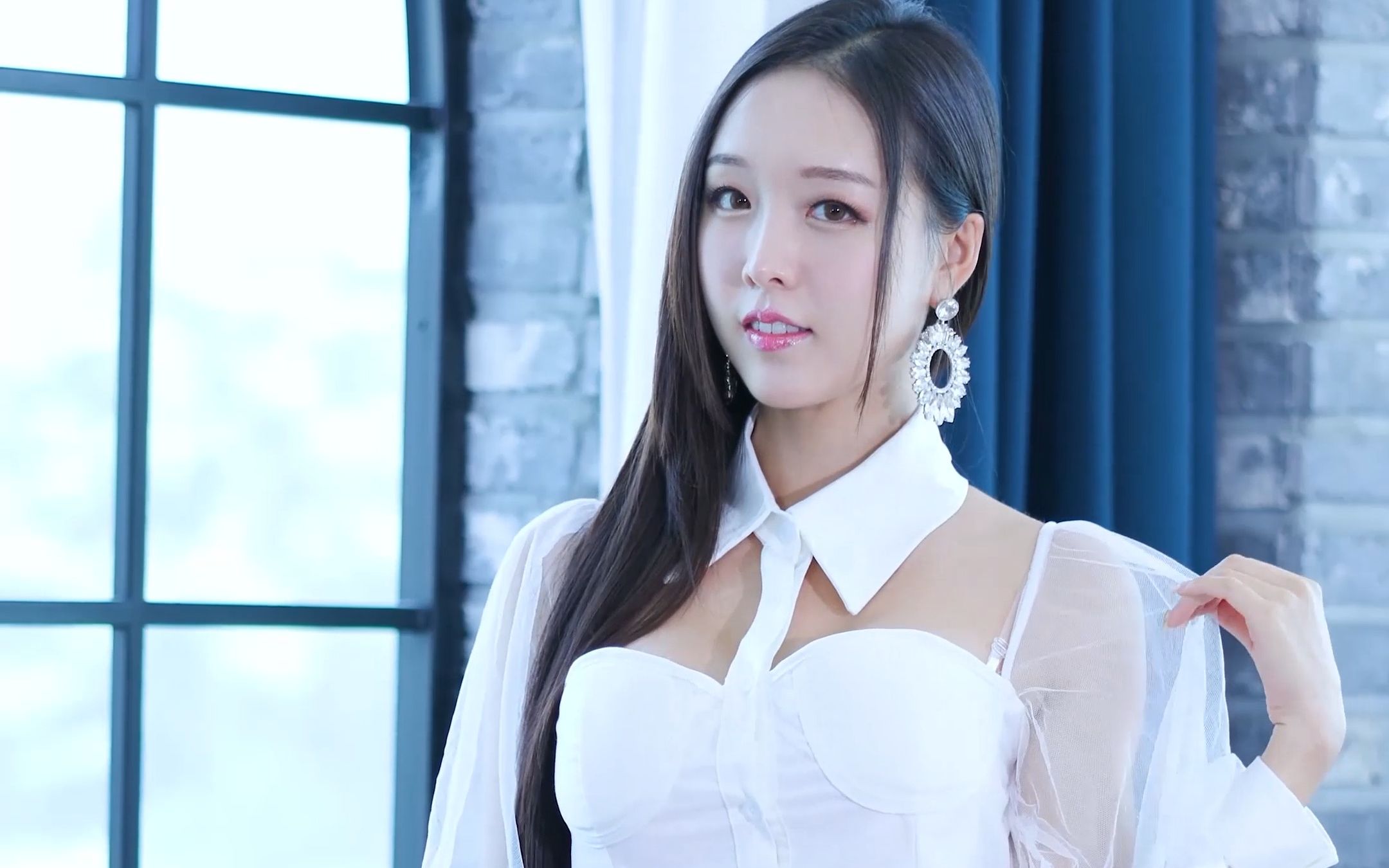 Miss Kim Gaon's Snow White Hot Pants Outfit