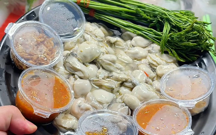 泰国美食：泰式刺身凉拌小生蚝配生螃蟹鲜上鲜滑嫩酸甜又清爽