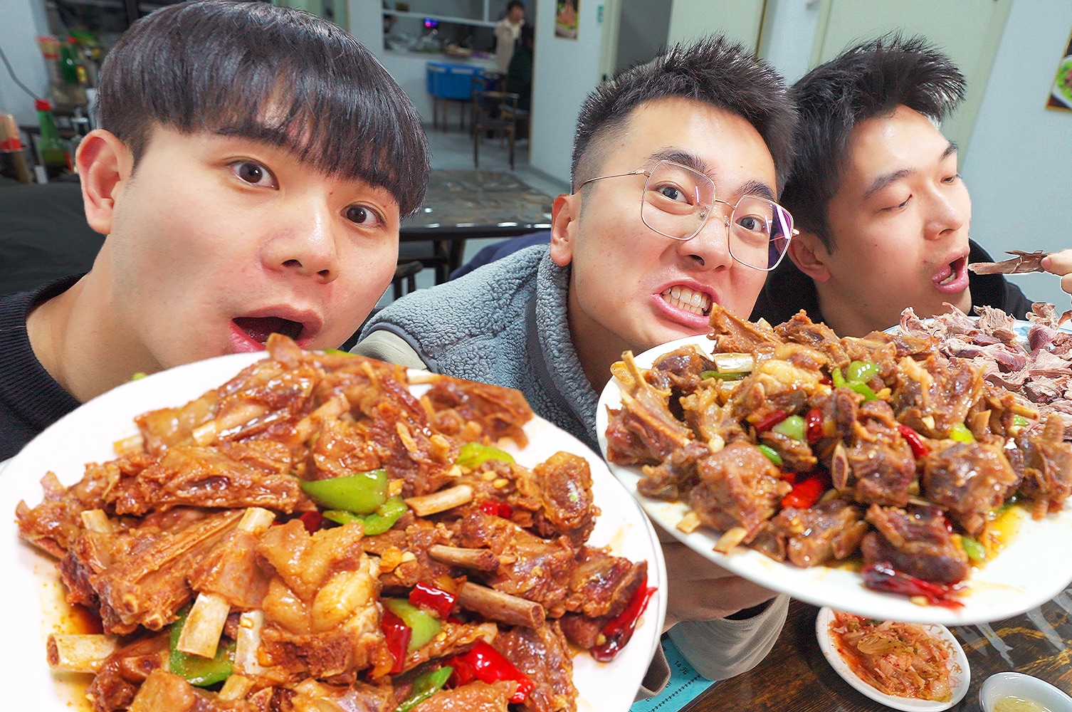 在边境走了一圈再吃饭？！68元羊排一上来，差点没抢起来…