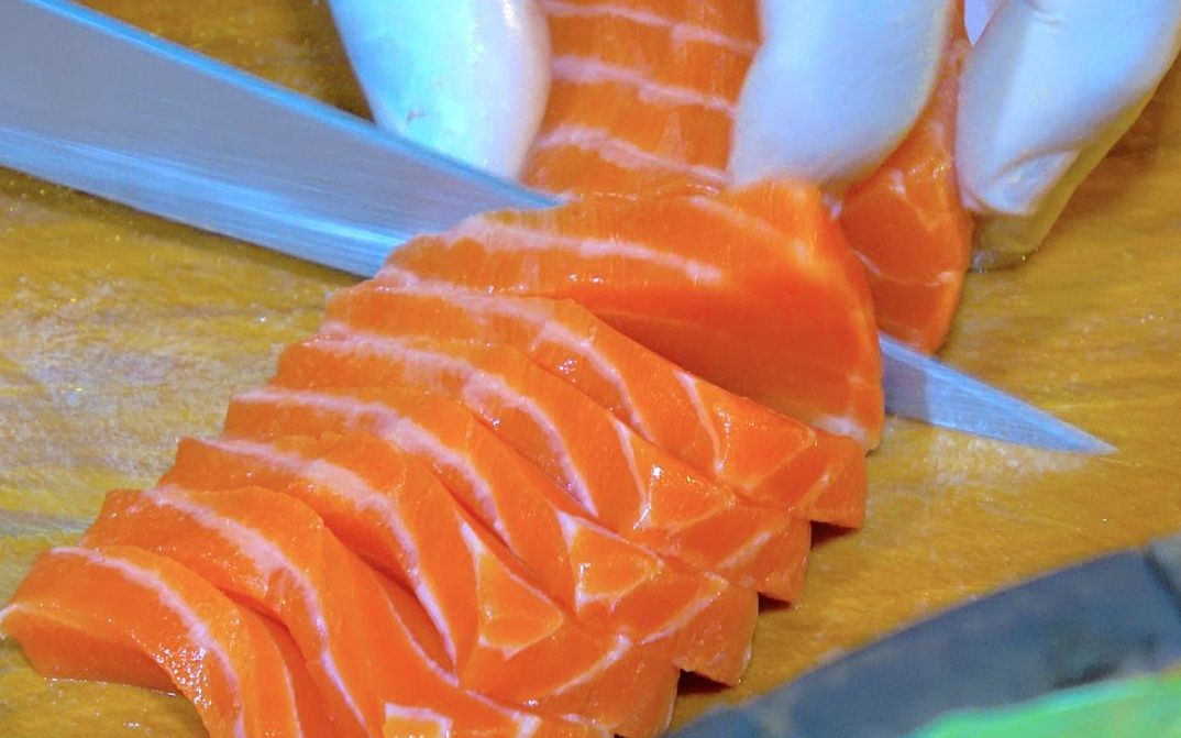 日本大厨现场处理顶级三文鱼刺身，现切现卖，每一口都是鲜美！