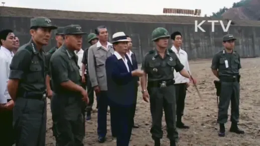 朴卡卡视察全小将的部队，此时的小将能想到自己以后也像朴卡卡一样发动军事政变上位吗？