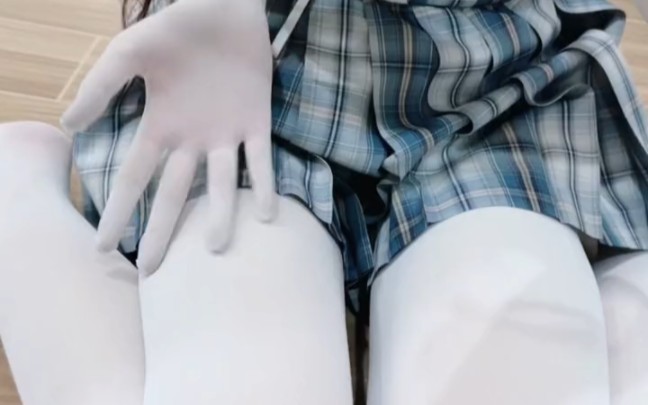 You can always trust white cotton pants.