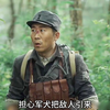 战士方便时被敌人的军犬发现，下一秒军犬咆哮着去报信