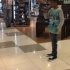 【开口跪】一个在商场里唱歌的小男孩，翻唱了Beyoncé的《Listen》。简直意想不到可以好听到这个程度，尤其副歌部分