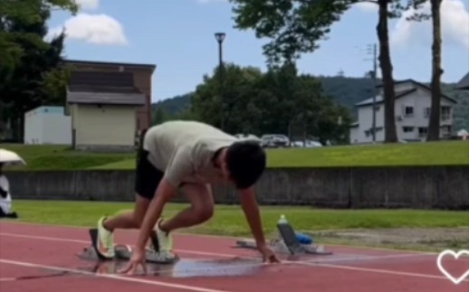 日本多田修平鸵鸟式起跑，利用上坡训练。pb10.01