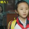 养母瘫痪！八岁小女孩不离不弃照顾她！甚至还背她一起去上学