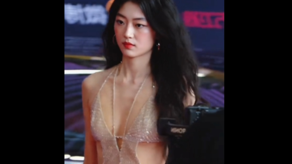 孙千好辣 大波浪闪钻裙，好辣的一身，对我眼睛很好