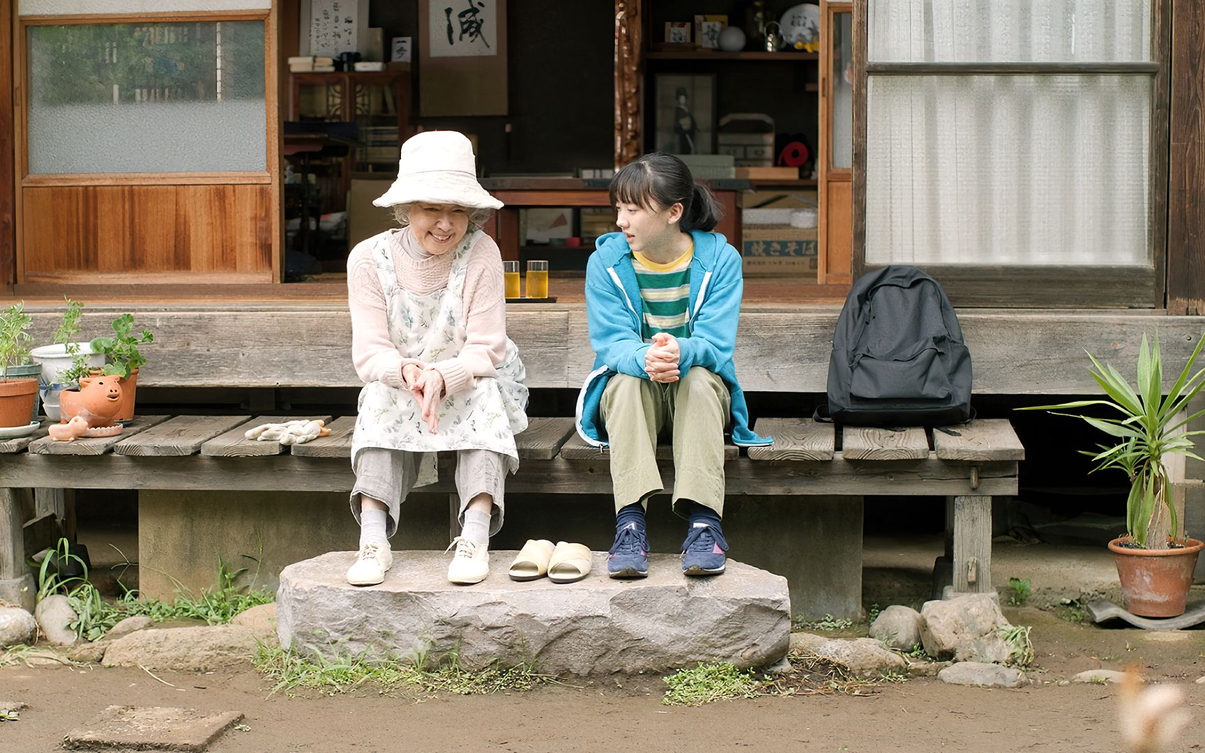 17岁少女和75岁老奶奶忘年交，一部超级治愈的日本电影《萍水相腐檐廊下》