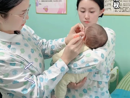 宝宝经常抓耳朵要注意，我们要及时检查一下，宝宝耳朵里面是不是有脏东西了