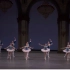 巴兰钦的风格，经常出现芭蕾的齐舞形态，比如这个《主题与变奏》中的片段