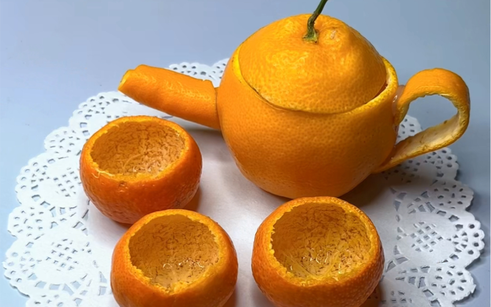 用橘子做个可以倒水的小茶壶，太好玩啦，快跟小朋友一起试试吧
