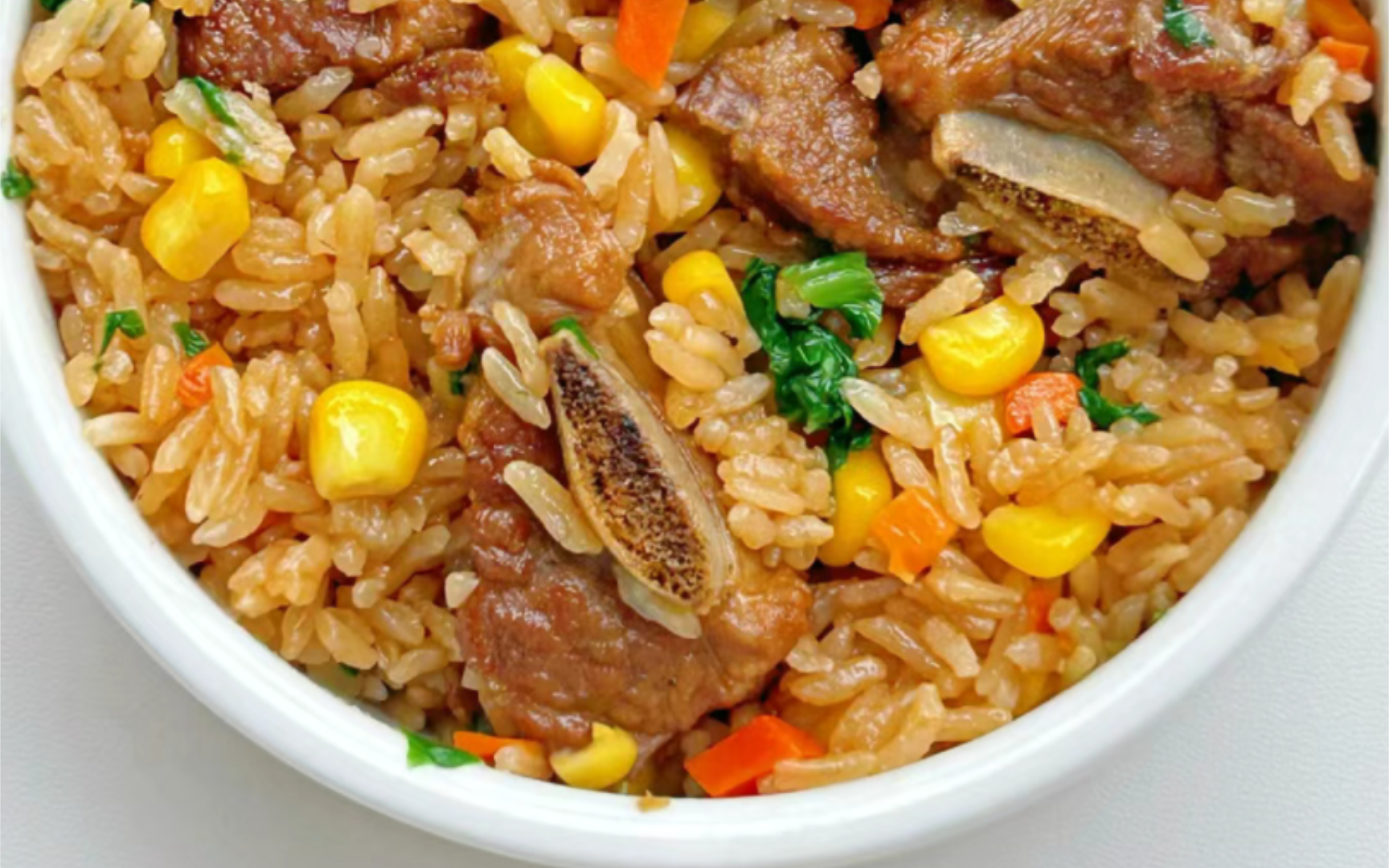 电饭锅焖排骨饭，每一粒米饭都吸满排骨的香味