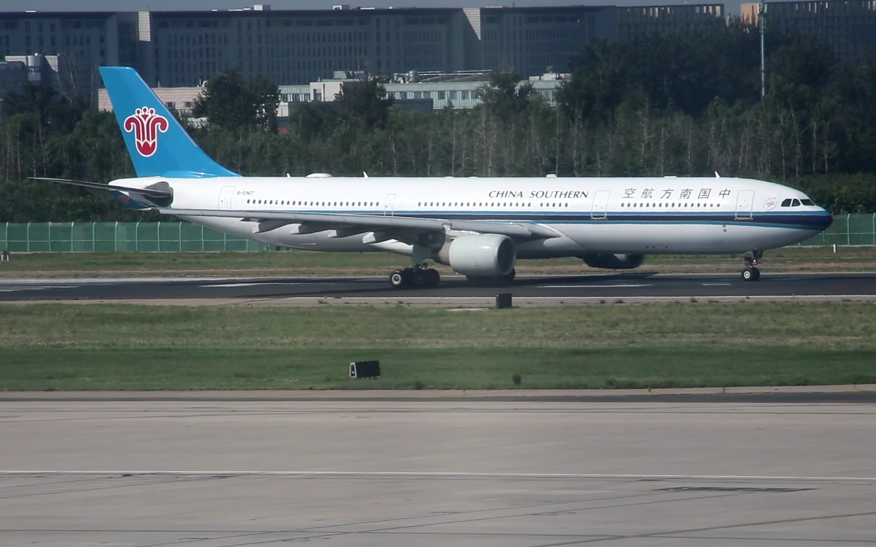 中国南方航空空客a330300北京首都国际机场跑道36l起飞