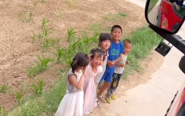 萌化了！消防员在救援回队途中，看到5位小孩向他们敬礼！网友：被他们的笑容治愈了～
