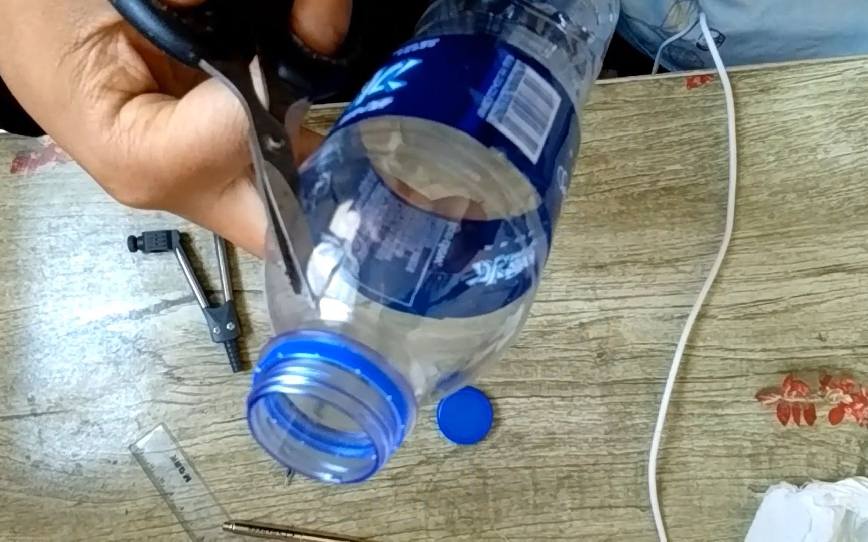 家庭DIY：用塑料瓶制作水放大镜，体验光的折射的神奇
