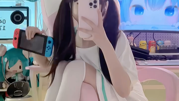 Who doesn't like white silk?