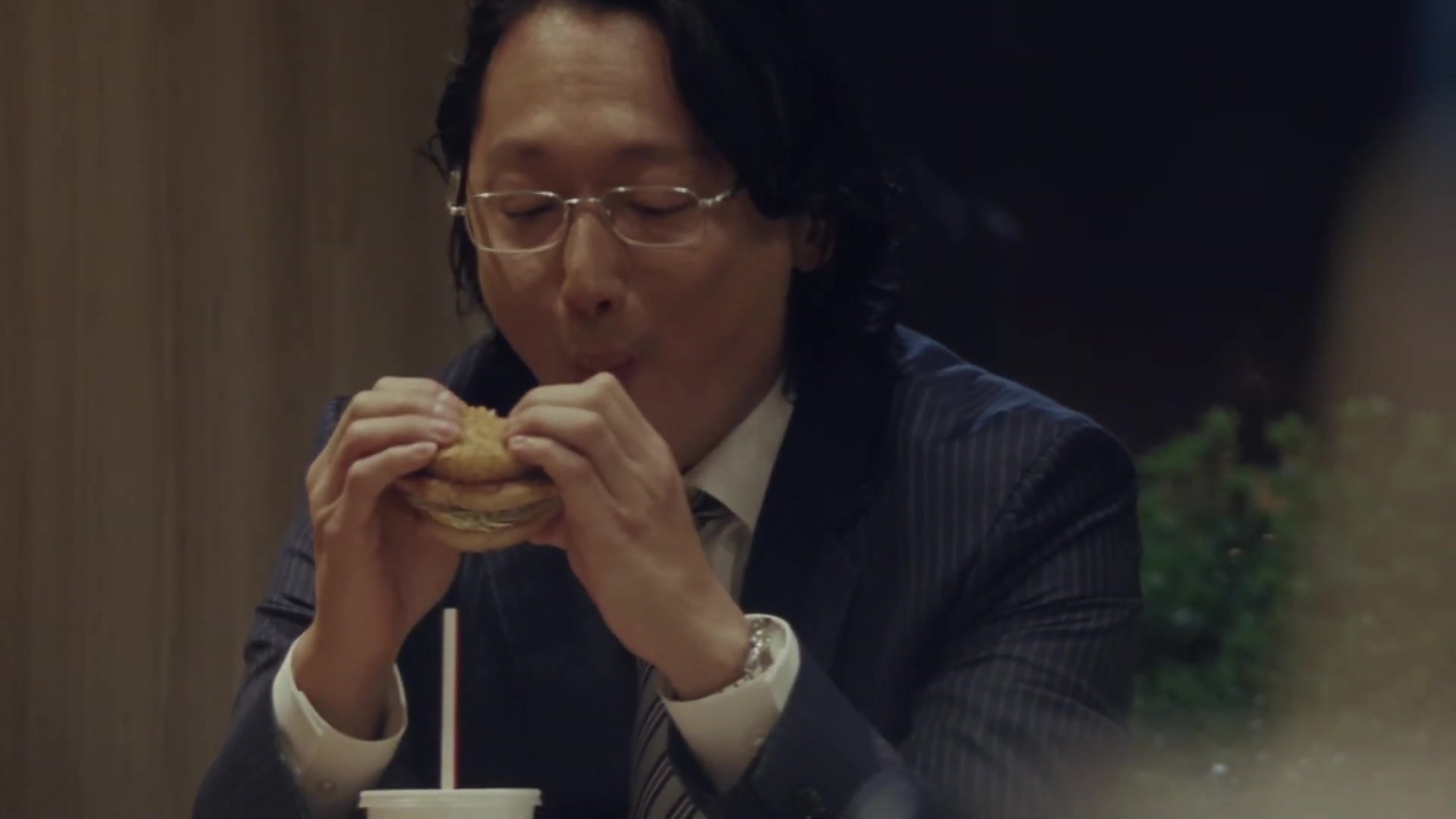 ナイツ塙、「嫌いな同期」と行動がかぶった時の対応とは? マック新CMでサラリーマン役を好演_哔哩哔哩 (゜゜)つロ