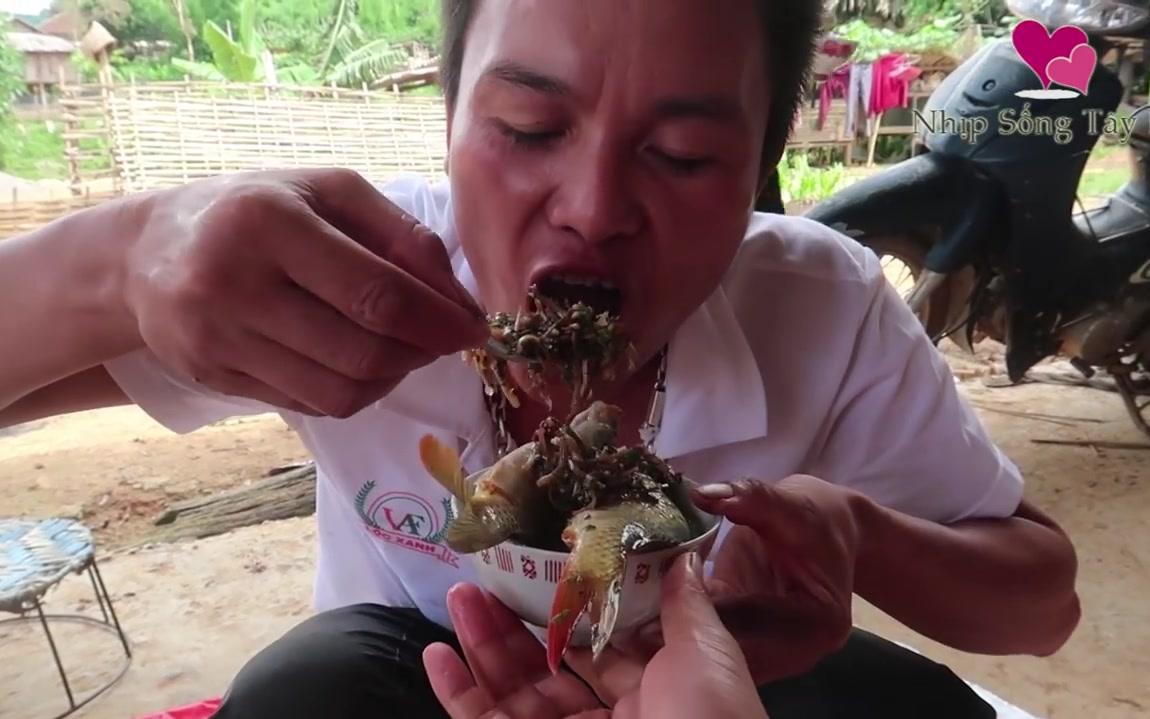 越南野菜配生鱼，看他们吃貌似很好吃的样子