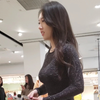 挑选衣服的黑色连衣裙小姐姐
