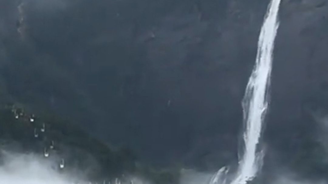 这一刻终于理解了李白！庐山瀑布雨后再现 “飞流直下三千尺”