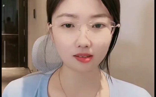 The summer flowers are in full bloom, and the winter flowers are proud of the cold.