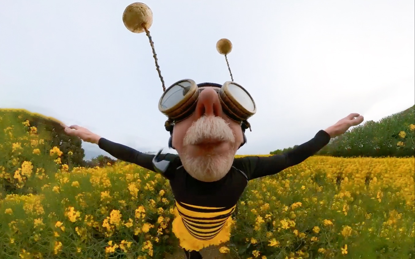笑死！老爷爷把自己变成了蜜蜂！
