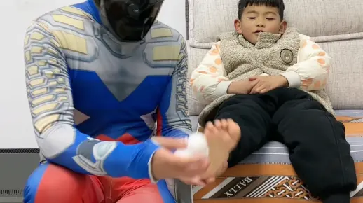 赛罗挠小朋友脚心