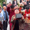 10月11日，山西万荣。被这支接亲队伍可爱到了，“显眼包”伴郎团又唱又跳，主打的就是一个喜庆