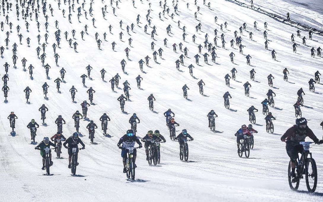 地狱山速降，从雪山顶到山脚，1000人参赛太壮观了