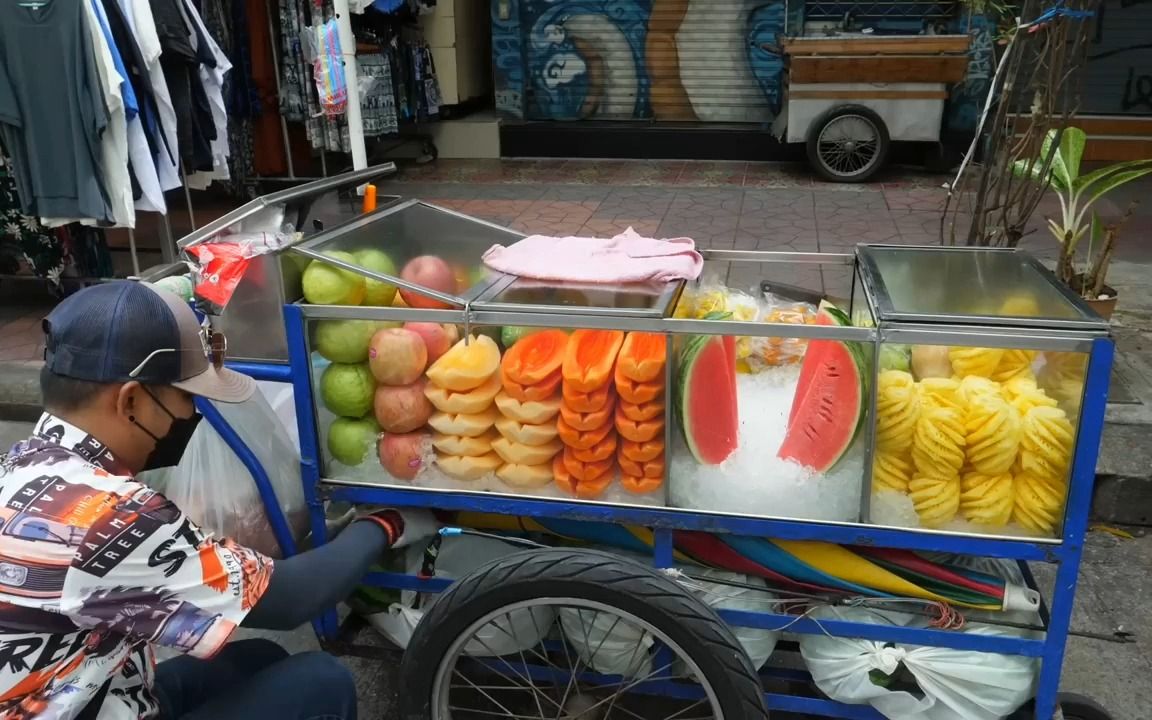 泰国小哥 街头卖冰镇水果 出摊3小时就卖完