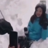 这应该是史上最调皮王冰冰了，还跟摄像师打起雪仗来了