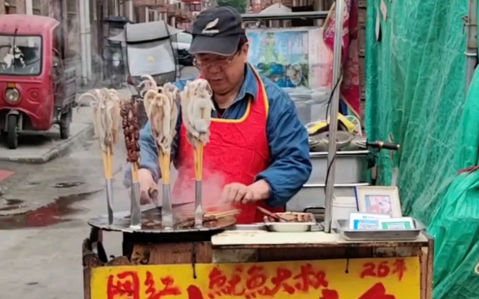 74岁退休工程师摆摊卖鱿鱼