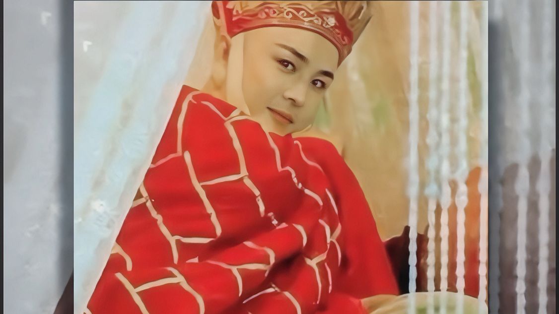 一个分心，一个笑场...他俩一对戏就乐！现在才发现他被摁下时居然笑了！
