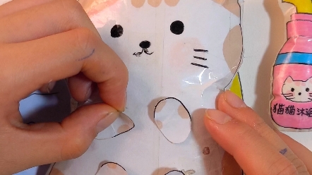 照顾被遗弃的猫咪，它有名字啦，还有新衣服新玩具，我还给它做了鱼罐头呢！