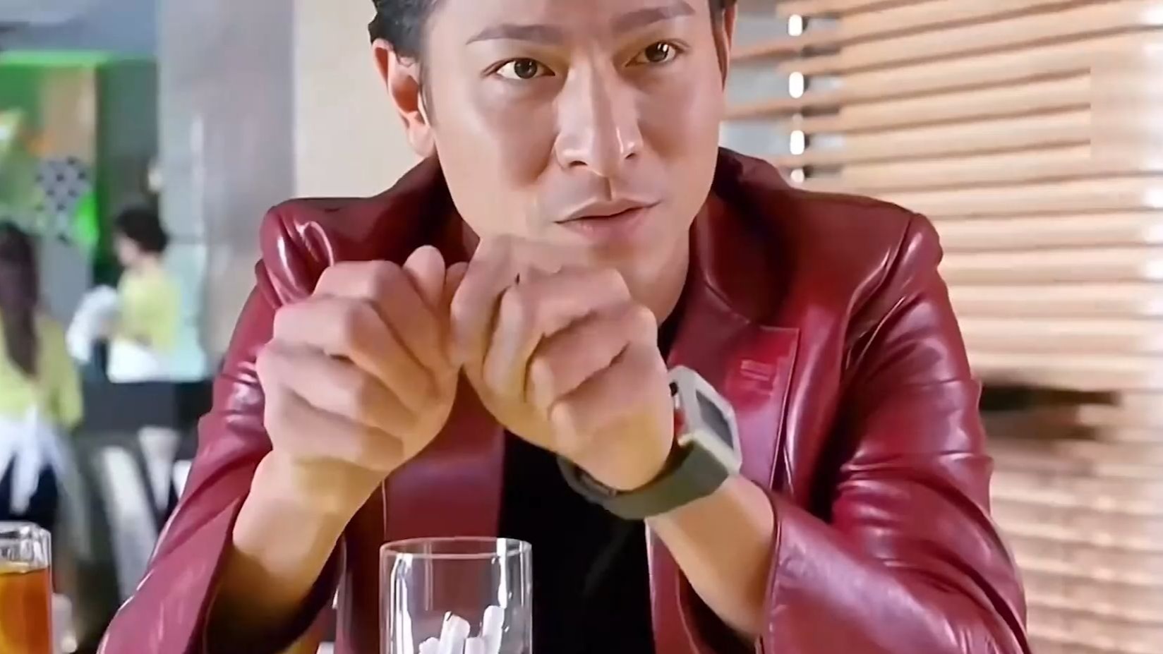 把香烟泡在水里三四个小时，然后倒掉水，拿掉烟蒂，这里面的水就已经变成了毒水《全职杀手》