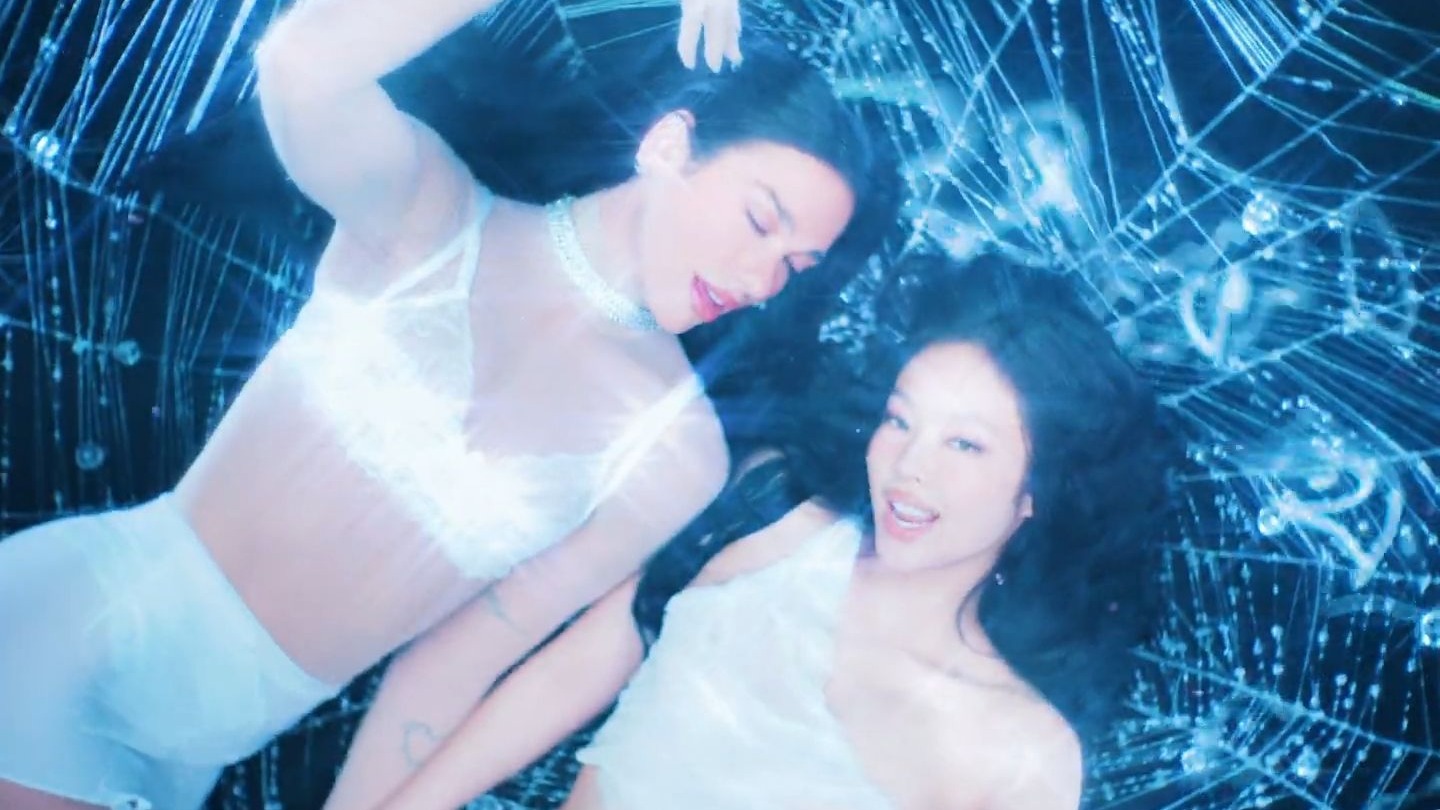 JENNIE+Dua Lipa合作曲Handlebars MV公开