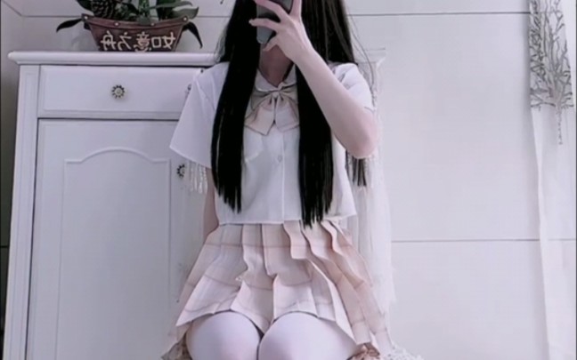 The white stockings should either be welded to your legs or not.