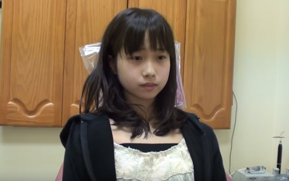 图雷特综合症,在说话的时候会出现突然的抽搐等很多不可思议的行为