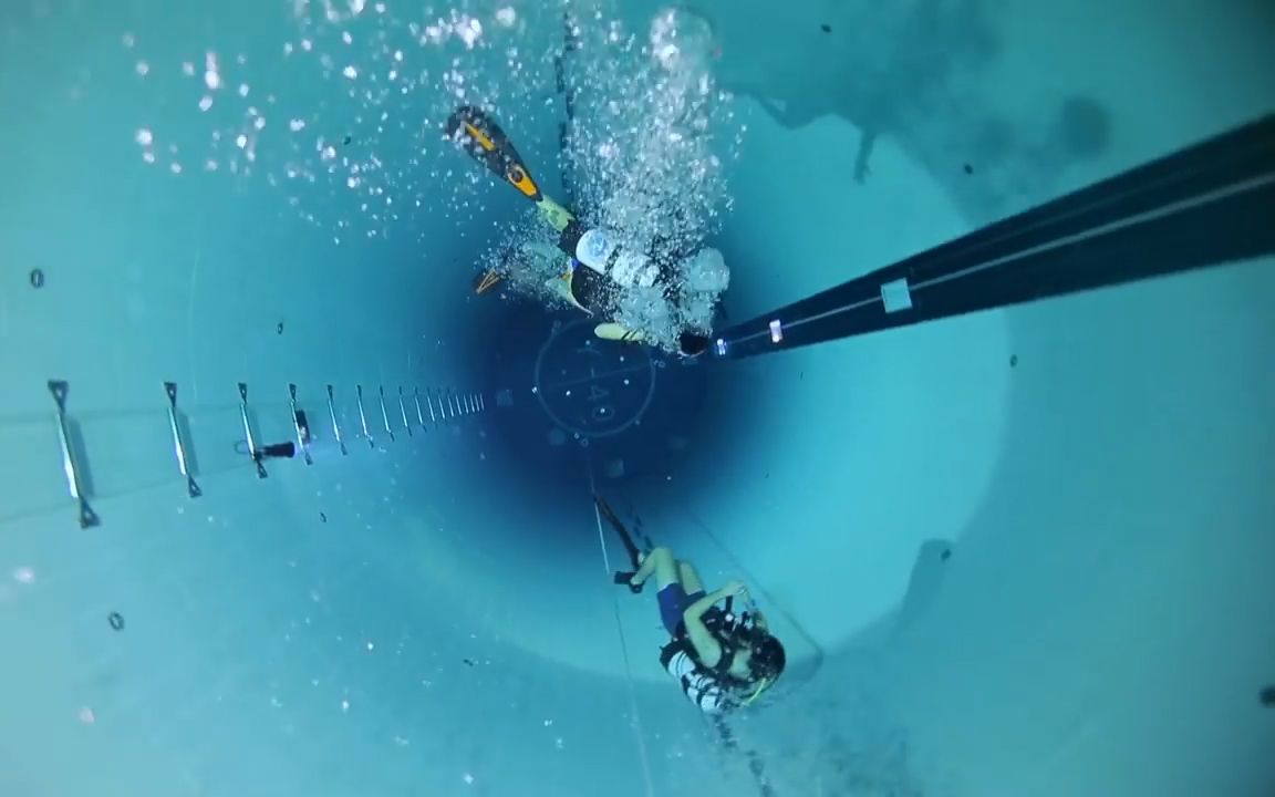 全世界最深的泳池，只是看看就心慌了！深海恐惧症慎入
