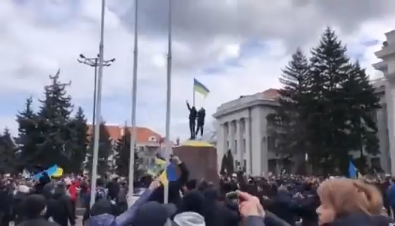 俄军将乌国旗扯下，乌赫尔松民众聚集表达不满，并重新悬挂乌国旗