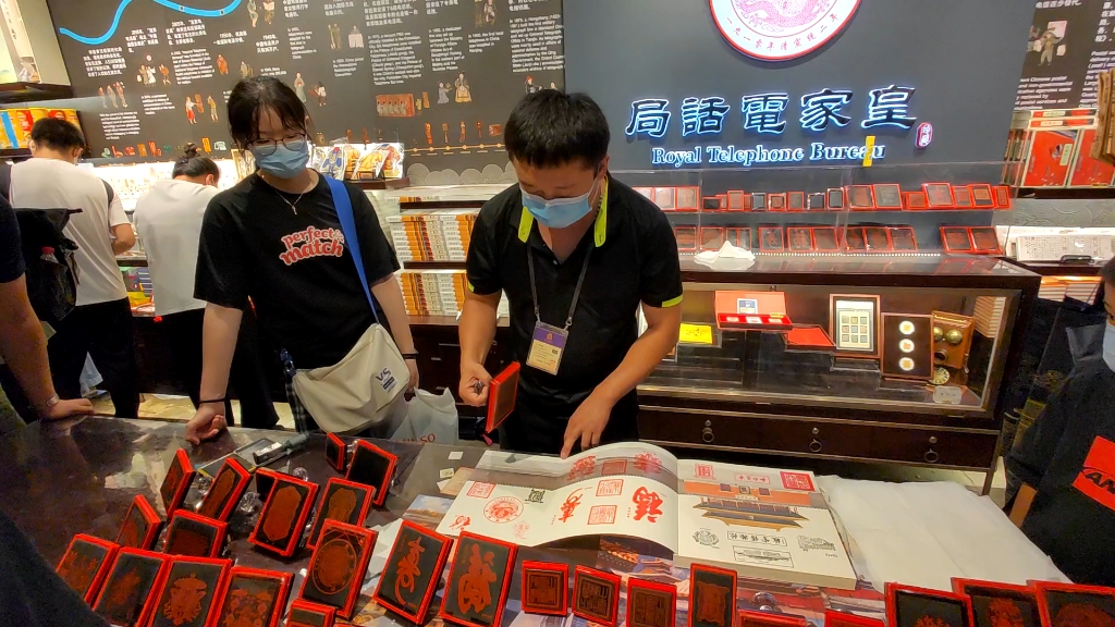 故宫储秀宫盖章留念,师傅业务太熟练了盖章讲解两不误