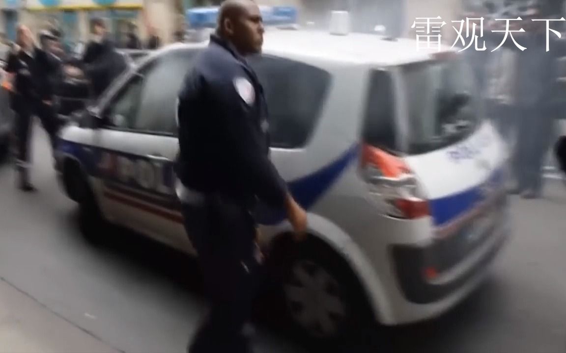 法国警察真的是太怂了，人还在警车里车子被人点着了，下车后打不还手骂不还口！