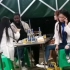夜宵摊，一个黑人和三个中国女人在猜拳喝酒
