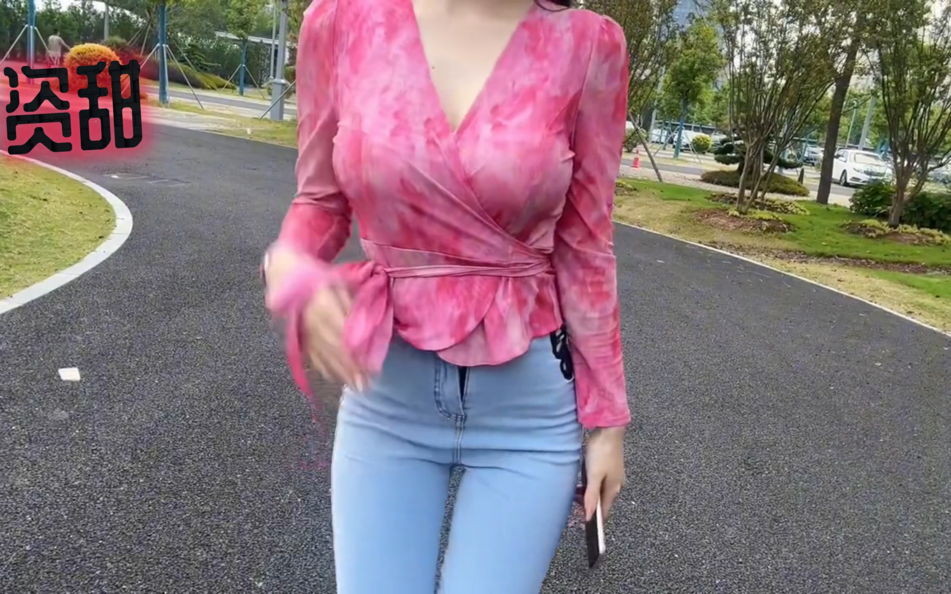 When I was young, I didn't know that denim was good, but I mistook black silk for treasure. Skinny jeans, sexy sister-in-law style.