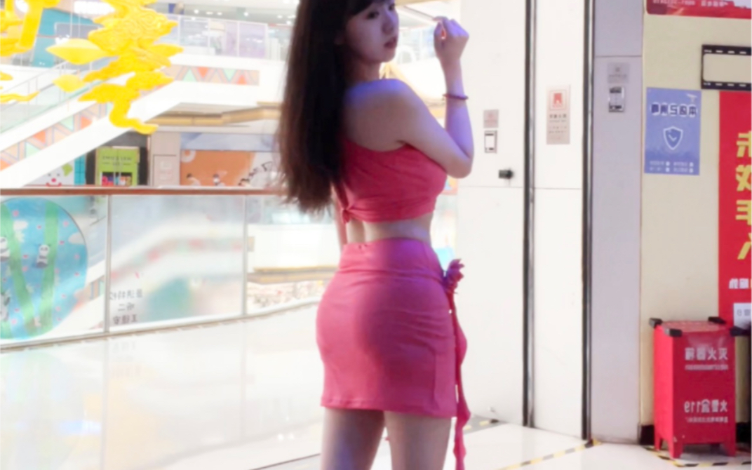 包臀裙的大姐姐，粉色套装跳成人礼，西双版纳跳舞机限定版